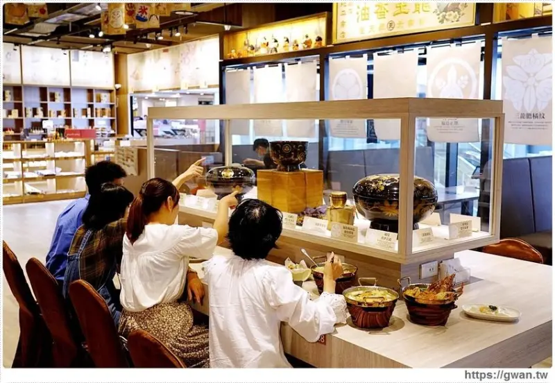 台中私藏百年古董看到飽，低消只要150元就能在骨董桌用餐，套餐免服務費還送熱茶無限暢飲