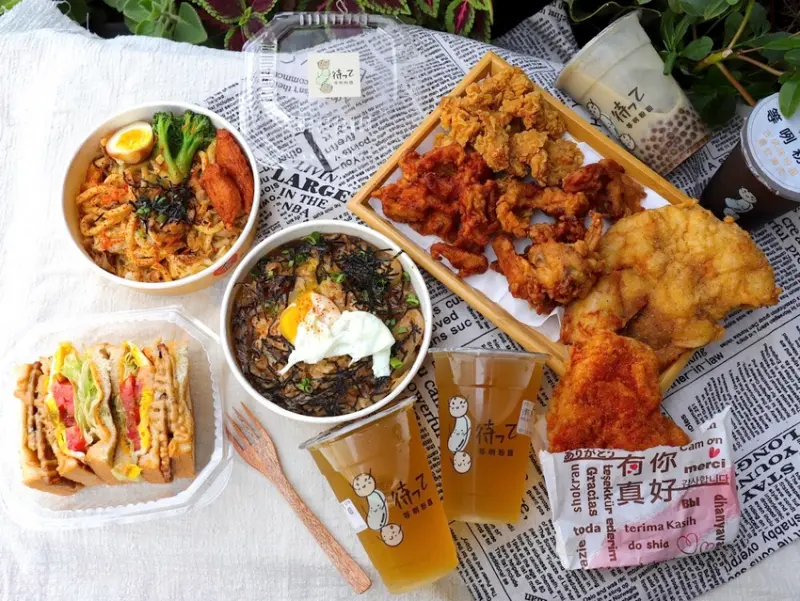 等咧粉圓-古早味茶飲/台南五妃概念店限定推出外帶防疫餐，銅板價的防疫套餐-丼飯.烏龍麵.花生里肌三明治通通任你選，搭配純茶類只要89元！ - 進食的巨鼠