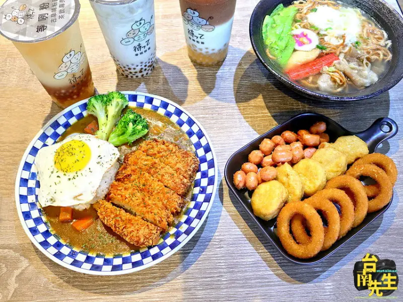 台南茶飲店／從攤車賣到開店面／自製粉圓不添加色素防腐劑／天然茶葉無添加香料／自家熬煮二砂糖水／使用台南在地虎山鮮乳 ／全台唯一結合室內溜滑梯與AR實境互動牆／旁邊有停車場