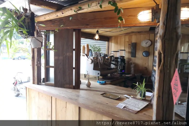 楽珈 Coffee Roaster｜民宅木質調文青咖啡館【台中市】