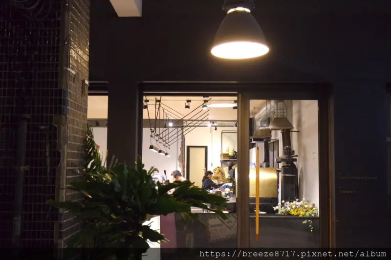 Coffee Stopover Black｜咖啡 × 唱片行的舒服空間【台中市】