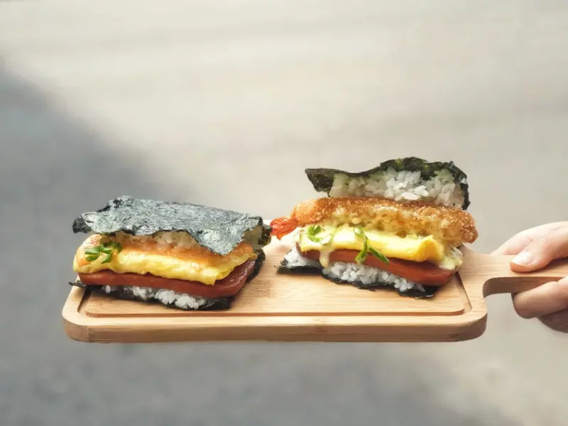 高雄美食||本丸家-清爽無負擔的沖繩飯糰，最適合高雄炎熱的天氣 ||前金區、沖繩飯糰