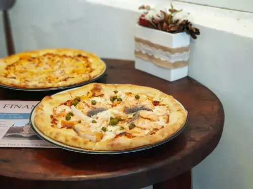 高雄美食||游李家-大塊鮭魚放進披薩裡，宛如家一般的手作披薩店||前金區