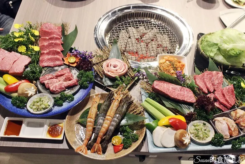 台中美食|羊角 炭火燒肉，可以選擇799吃到飽也有精緻套餐可以選擇，日澳和牛盛合全餐和牛燒烤讓人再三回味，幸福感破表的美味餐點