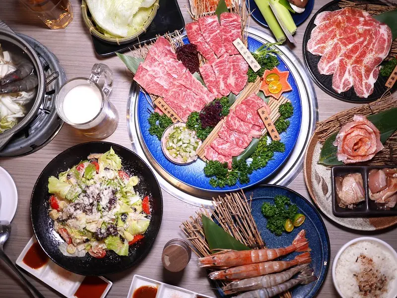 【台中美食】羊角炭火燒肉(台中文心店)，燒烤799元兩小時吃到飽，還有雙人和牛燒肉套餐，文末附超詳細燒肉菜單。澳洲和牛來店必點，推薦必吃天使紅蝦、伊比利梅花豬肉！(台中單點燒肉套餐推薦．台中燒烤吃到飽