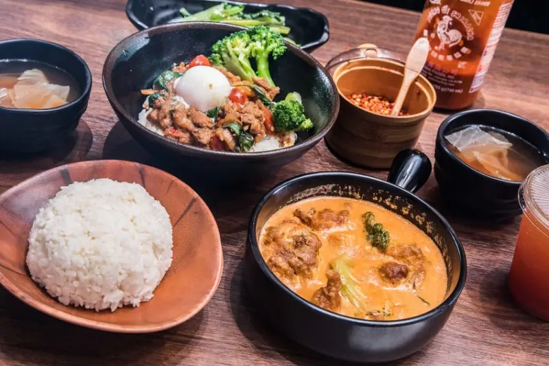 [台北信義]微風南山美食推薦！泰風經典料理，一個人也能吃的泰式料理！這味泰泰 Mrs. Thai 微風南山店 - 大手牽小手。玩樂趣