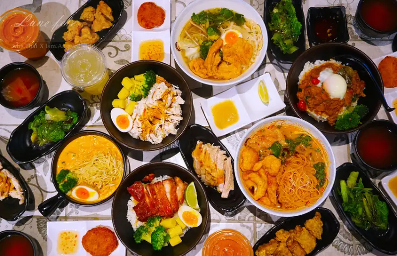 [微風南山-這味泰泰 Mrs.Thai] 信義區百貨美食街吃過必回訪的美味！現在不用呼朋引伴 就能以平價品嚐泰式餐館品質～品項多樣加價升級...滿足愛吃泰料的你！(捷運市府/世貿/象山站)