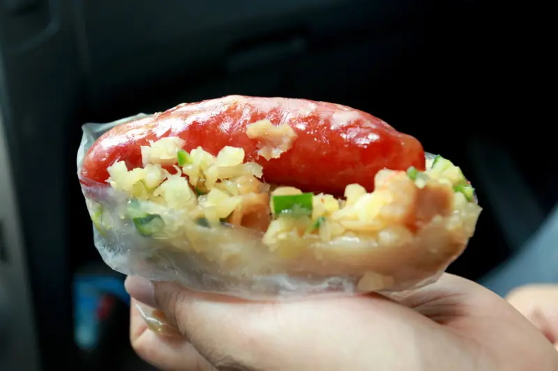 吃。台南|中西區。台式下午茶，有五種辛香料供搭配，口感普普的定價很便宜「宋家特製大腸香腸」。