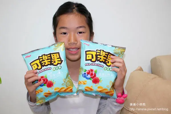 【聯華食品】女生專屬的girl’s可樂果-初戀莓果。夢幻的tiffany 藍色包裝，搭配酸甜莓果風味，嘴裡滿滿的果香，輕脆酸甜的好滋味，讓嘴裡粉紅泡泡滿天飛！