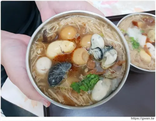 手工麵線25元起，超ㄅ一ㄤˋ的雞佛麵線、免費冬瓜茶暢飲，還可以吃霸王餐！！