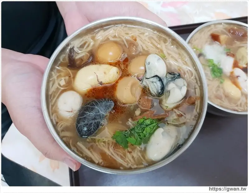 手工麵線25元起，超ㄅ一ㄤˋ的雞佛麵線、免費冬瓜茶暢飲，還可以吃霸王餐！！