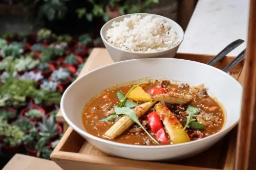 新竹東區｜Listen to cafe～小花園中的自家烘豆職人手沖！再來一碗創意塔可飯、湯咖哩繽紛美味～