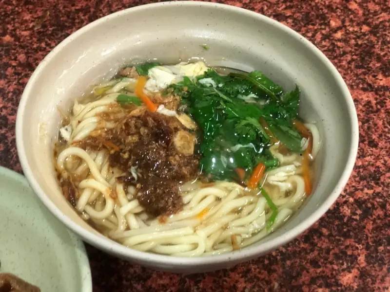 【新竹美食】民族魷魚羹，新竹補習街旁小麵攤，從小吃到大的古早味。(近新竹火車站.新竹小吃.貢丸湯.米粉.魷魚羹麵.魯肉飯)