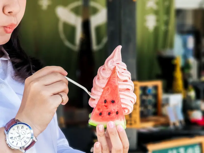 高雄美食||宇治。玩笑亭-超吸睛的西瓜冰回來了。抹茶霜淇淋也很道地 ||新興區、高雄冰品