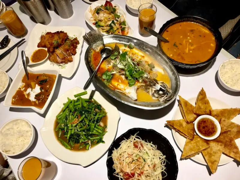 台中中區・異國料理｜泰星動泰式料理｜鄰近台中火車站、錢櫃正對面的平價泰式料理，還有提供商業午餐！