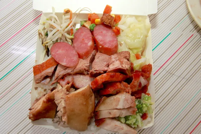 吃。高雄|左營區|正統港式燒臘。隱藏版平民小吃，燒臘整體口感令人滿意，餐點CP值堆高高「双熺燒臘便當左營店」。