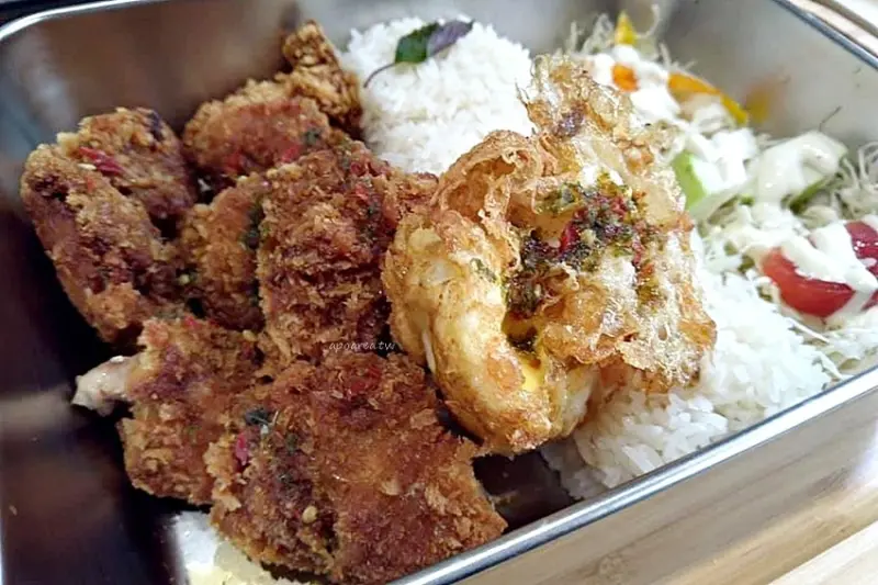 蘇坤蔚牛排｜一中商圈平價牛排 泰式料理簡餐 紅茶濃湯爆米花免費吃 友善學生店家