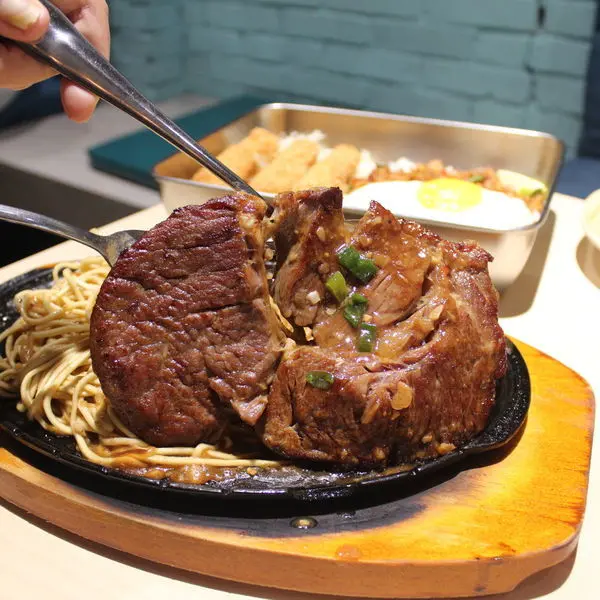 台中美食｜蘇坤蔚牛排-台中一中街牛排新選擇，平價吃飽好去處