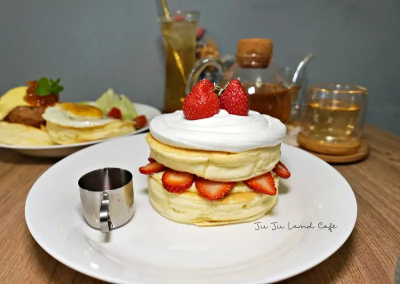 【宜蘭】JuJu Land Cafe 篤行二村厚鬆餅 草莓鬆餅 獅子頭鬆餅 日式鬆餅咖啡廳