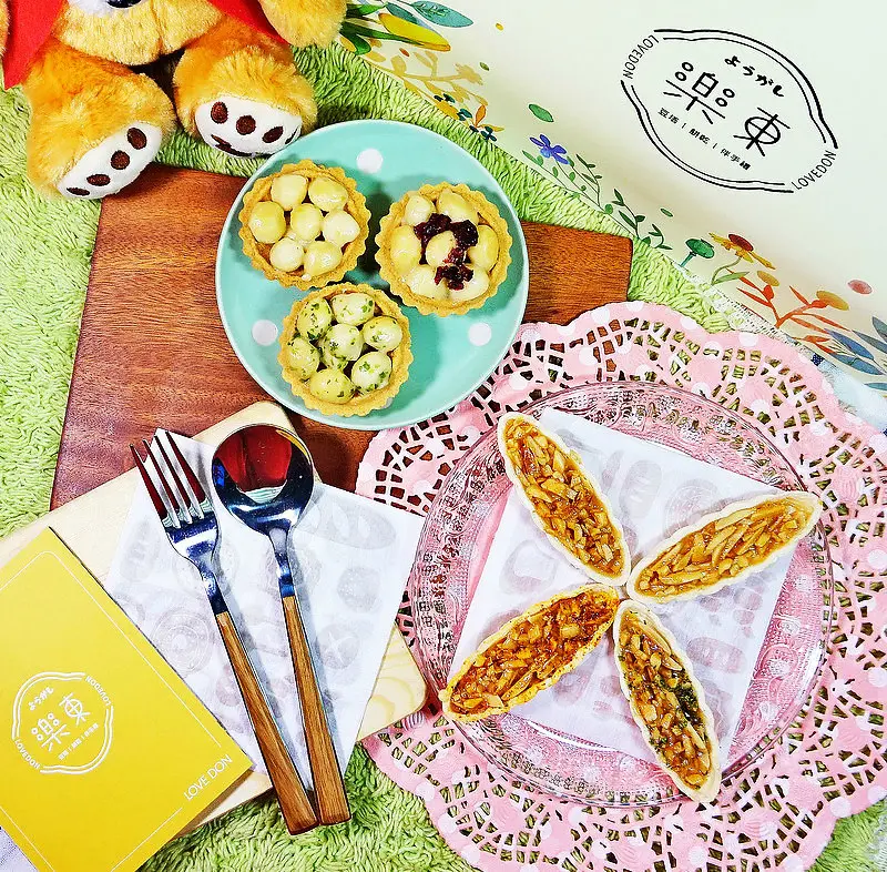 ♚宅配禮盒♚樂東菓子。台北夏威夷豆塔。粉黃松鼠雙喜臨門禮盒。伴手禮推薦。不甜膩的創意新滋味，討全家大小們歡心