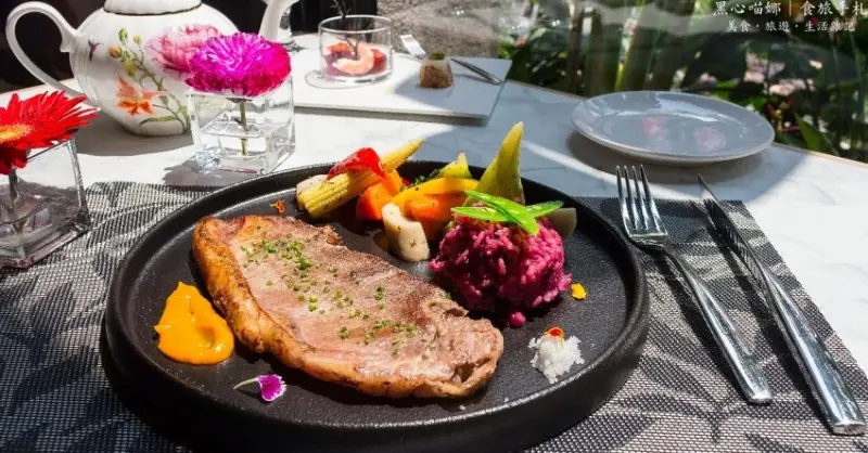 高雄鼓山︱花樹全食物餐廳　高質感森林宮殿，在叢林鳥影間，展開一場食與藝的夢幻冒險吧！