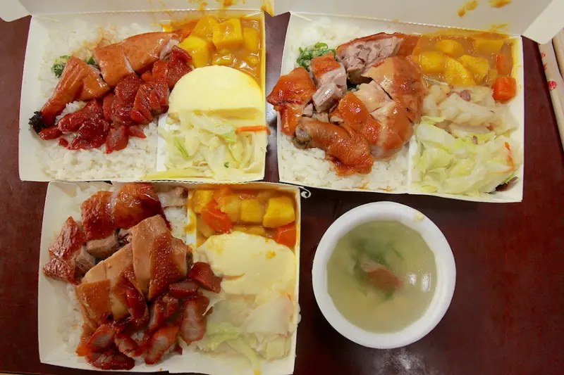 吃。高雄|左營區|果貿社區。正統港式燒臘，燒臘整體口感令人激賞，餐點CP值堆高高「115港式燒臘」。