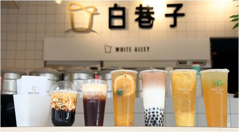 雲林茶飲-芯芯要去【白巷子 WHITE ALLEY】~北港朝天宮旁簡約質感飲料店，嚴選台灣水果與高山茶葉，堅持手工熬煮黑糖