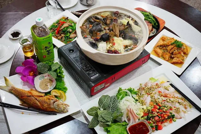 台中美食~天下食堂 老饕帶路私房小館 過年團圓菜闔家聚餐的好地方 泰式冰卷、不是臭豆腐、酥煎午仔魚、香煎肋眼、阿里山山葵烏骨雞鍋 還有美女老闆娘道道都經典好吃