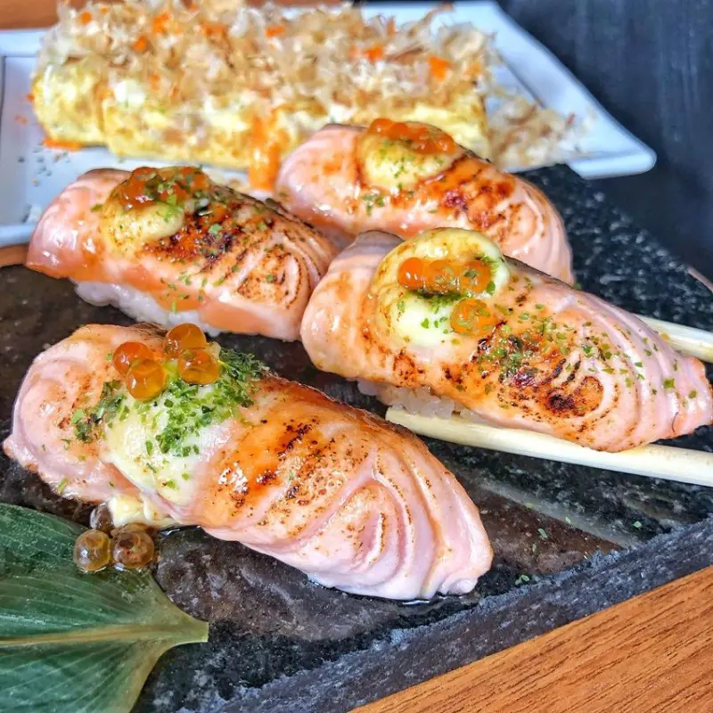 台南國華街新店【本寓食堂】焦糖炙燒鮭魚 色澤誘人香氣一級棒 鮭魚控快衝 !