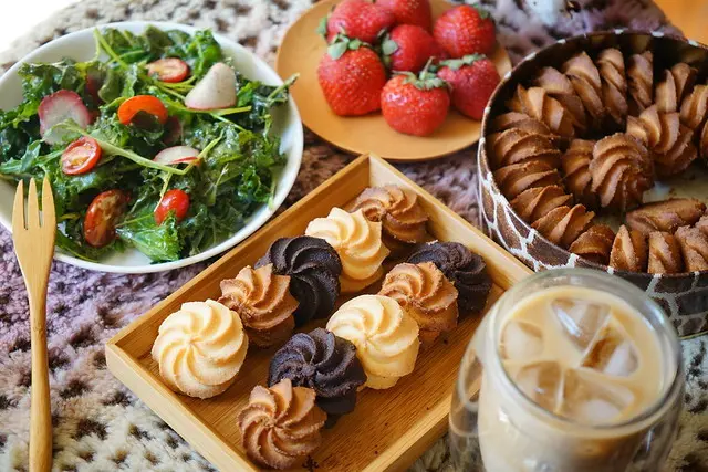 台中伴手禮推薦~短腿阿鹿又出了新口味 童話小屋般的漢口店好好拍 鹹香的帕瑪森起司口味太涮嘴 不知不覺就會吃掉一整盒 實在是太邪惡了