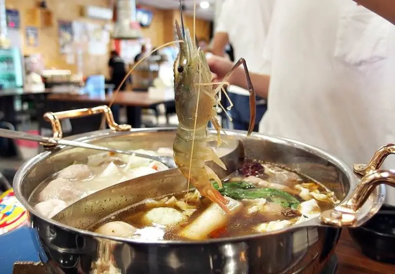 蝦爆了水道泰國蝦吃到飽餐廳｜鴛鴦火鍋新上市 大閘蟹199元買一送一 還享自助吧120分鐘吃到飽