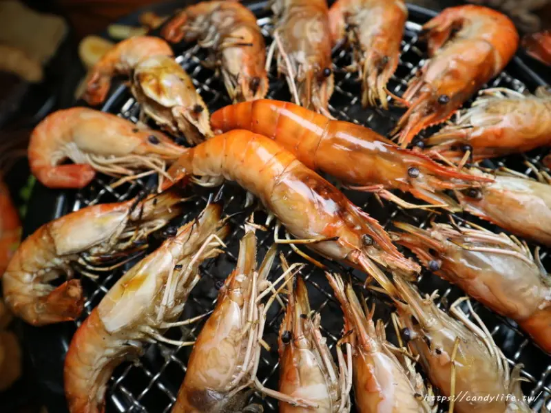 台中現撈泰國蝦吃到飽又一間，將近20種蝦子以外料理，東海必吃餐廳，連生蠔、大公蝦都有，還附設兒童遊戲室～