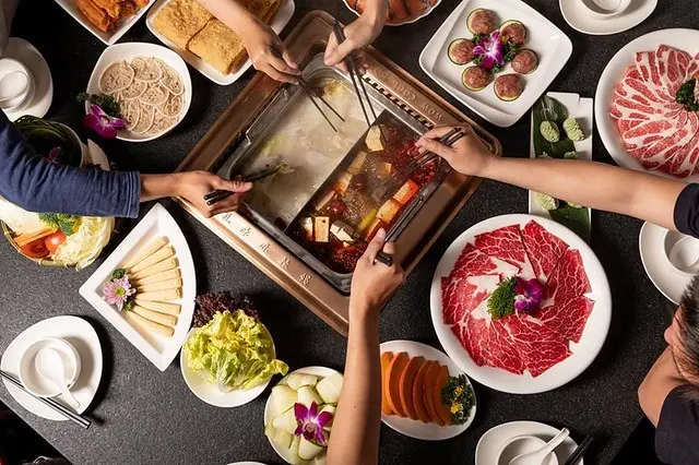 台中麻辣鍋推薦~新開幕 瓦庫麻辣鍋 穿越時空千年古鎮裡享受地道巴蜀風情 手工餃類、滑類、麵食類非常厲害 吃過就辣到忘不了的真正重慶麻辣鍋