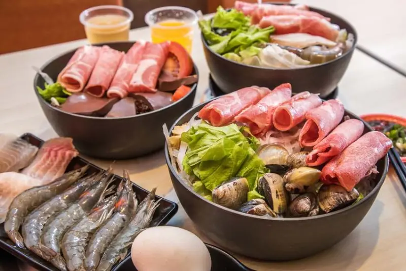 [桃園市]桃園火鍋推薦，桃園CP值最高的個人小火鍋，超過20種以上的特色湯頭，超狂自助吧無限吃到飽！鍋台銘時尚湯鍋-桃園春日店 - 大手牽小手。玩樂趣