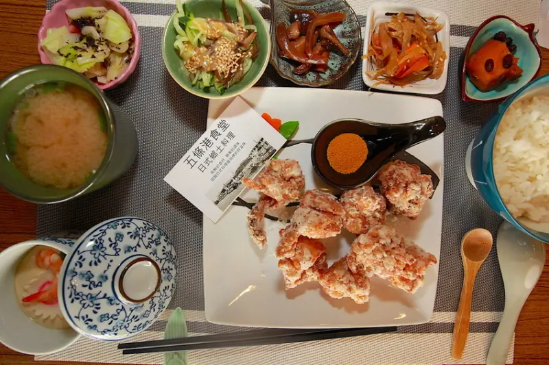吃。台南|中西區|  專賣日式相關料理。餐點口感有水準，重點定價非常超值「五條港食堂-日式鄉土料理」。