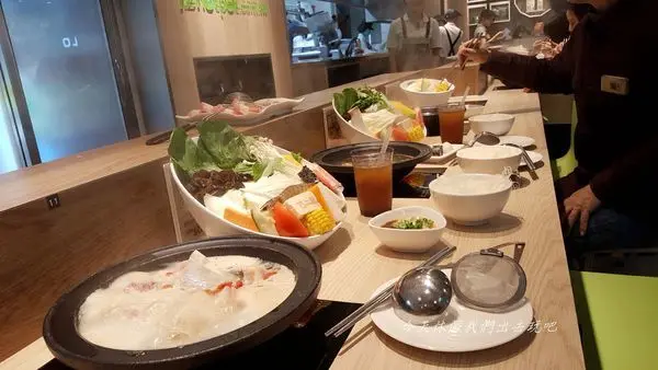 石二鍋。王品集團旗下品牌。黑豆茶/檸檬冬瓜冰沙無限暢飲。個人吃鍋或4人一大鍋通通能滿足