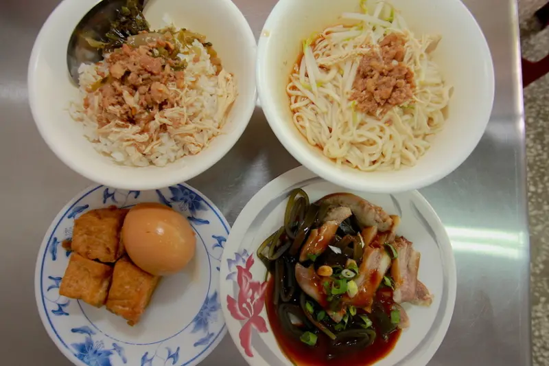 吃。高雄|左營區|果貿社區。眷村平民美食，餐點帶點古早味「阿婆雞肉飯」。