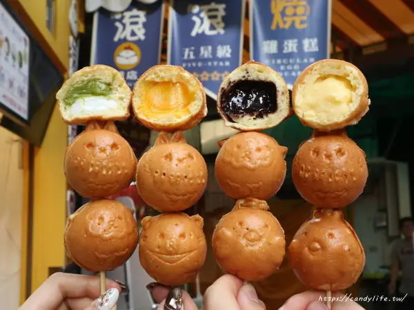 台中美食│滾滾燒雞蛋糕〃圓滾滾像章魚燒的可愛雞蛋糕，顆顆大爆漿，口味超多可以選擇～              