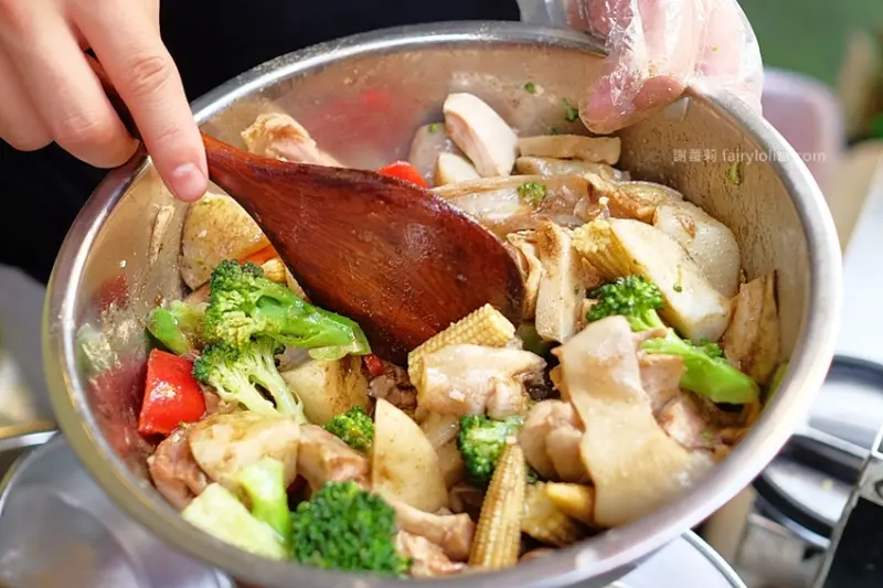 台中小吃 | 味鼎軒。低調隱藏一攤躲巷弄，號稱地表最強鹹水雞、還沒開門客人就求買！ @蹦啾♥謝蘿莉 La vie heureuse