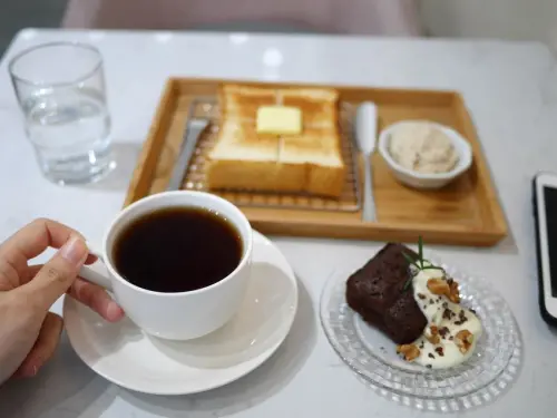 【竹北美食】療癒甜點，純白小清新裝潢的甜點店。(有WIFI.有充電插頭.客滿內用限時1.5小時)