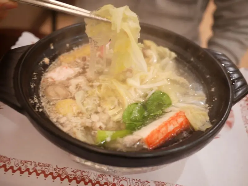  【竹北美食】轉角陶屋竹北店。CP值極高的個人鍋物，還有肉多多的咖哩飯。(內用白飯、飲料免費續)