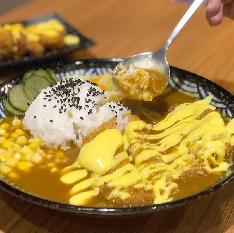 【新竹竹北美食】職人雙饗丼竹北店。平價丼飯、日式炸物、酥脆炸豬排、便當、咖哩飯。內用雙葉冰淇淋、味噌湯免費享用。（泰式酸辣雞排、月見牛丼、蜂蜜芥末豬排）