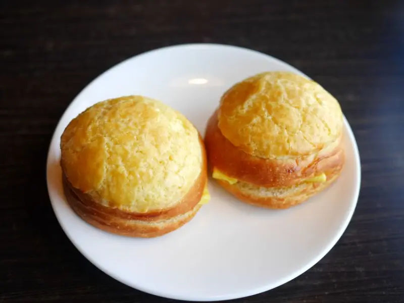 【新竹竹北美食】吽供港式茶餐廳，平價港式點心料理。小籠湯包、黃金流沙包、港式香菇滑雞煲仔飯、蝦仁腸粉、冰火波蘿油。