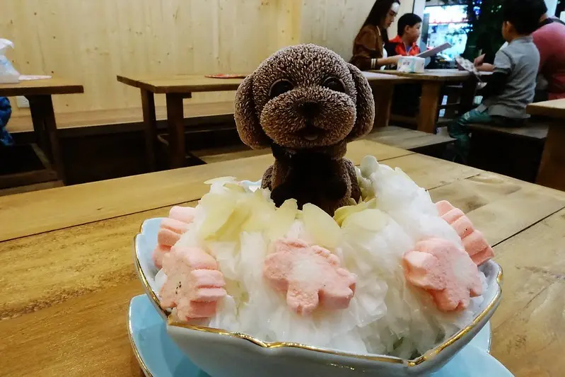 【台灣，高雄，瑞豐夜市美食】可愛到不知該如何下手的貴賓狗雪花冰～雪花殿，瑞豐旗艦店(SNOW ICE HALL)。
