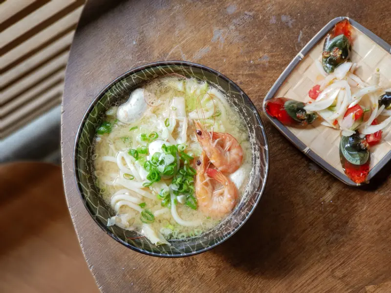 高雄美食||李三鍋燒-多種湯頭的鍋燒麵，份量夠用料也不隨便||新興區、中央公園站、鍋燒意麵