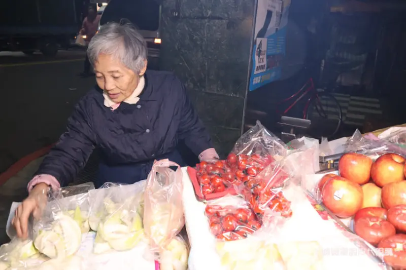 新竹水果阿嬤深夜賣水果到天亮，新鮮水果可現切！ - ㄚ綾綾單眼皮大眼睛