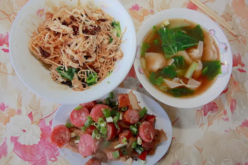 吃。高雄|左營區|只賣星六、星期日及國定假日。獨特肉燥雞絲麵，整體餐點美味定價超值「雪玉媽媽麵店」。