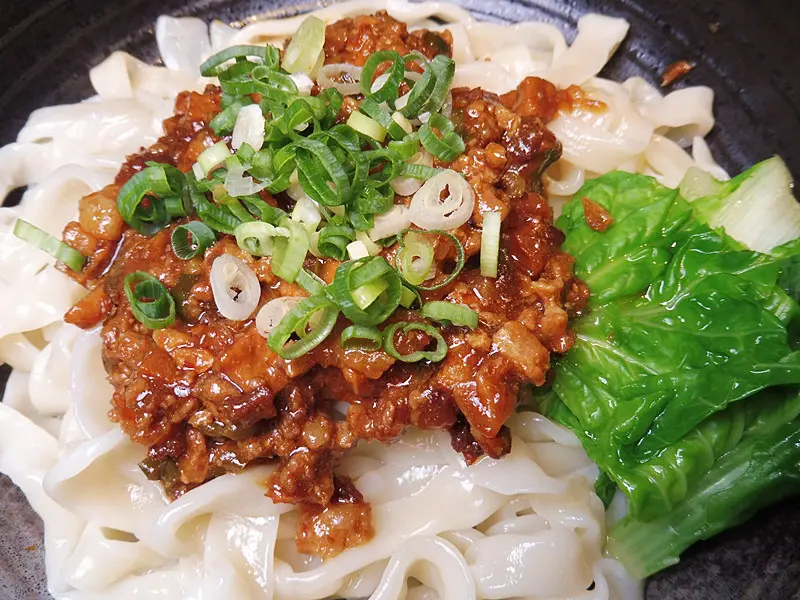 「大安區牛肉麵」【東區最強牛肉麵L牛肉麵】近忠孝復興捷運站，台北SOGO忠孝館近旁 價位親民，手工麵條Q彈有勁！