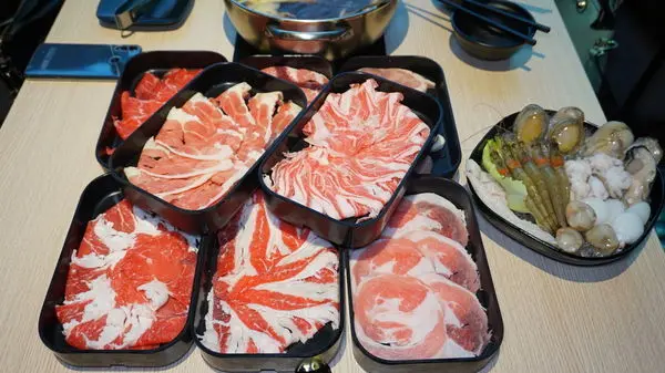 [高雄美食] 肉肉屋火鍋-大升級439安格斯牛肉精緻火鍋吃到飽 /高雄火鍋吃到飽推薦 /高雄火鍋推薦 /高雄吃到飽推薦