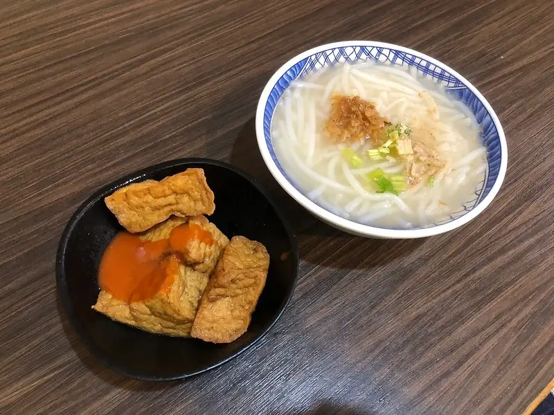 【竹北美食】台灣小吃米粉湯，古早味天然湯頭、平價美味小吃，赤肉羹麵好吃喔。竹北午晚餐推薦!